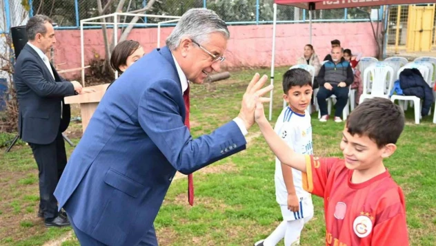 Kemer Belediyesi Futbol Okulu'nda formalar dağıtıldı