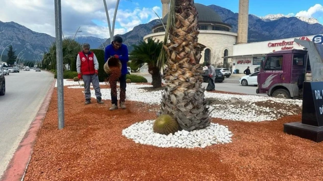Kemer yeşil alan çalışmalarıyla yaz sezonuna hazırlanıyor