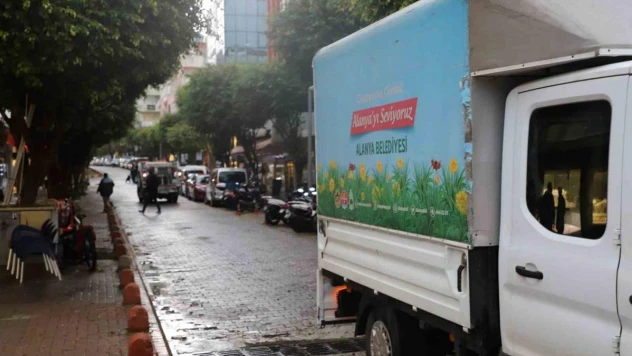 Kentte etkili olan şiddetli yağışlar sonrası Alanya Belediyesi tüm ekipleri ile sahada