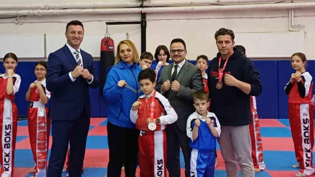 Kick Boks Şampiyonası'ndan derece ile dönen baba oğula Kaymakam Hakan Alkan'dan ödül