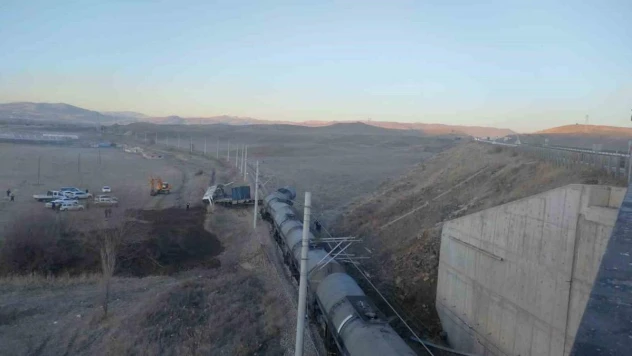 Kırıkkale'de raylara üzerine yıkılan istinat duvarına çarpan tren raydan çıktı