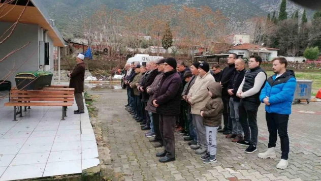 Kırkağaç'ta boğazı kesilerek öldürülen yaşlı kadın toprağa verildi