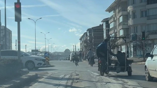 Kırmızı ışığa umursamadan tek tekerle kasksız yollarına devam ettiler