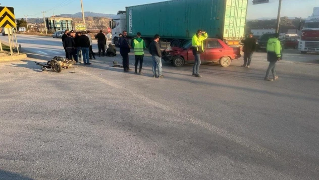 Kırmızı ışıkta geçen motosiklet, otomobille çarpıştı: 1 yaralı