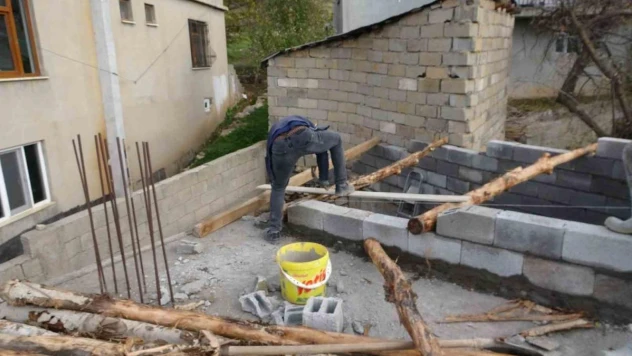 Kış aylarının çetin geçtiği Bitlis'te çatı onarımları devam ediyor