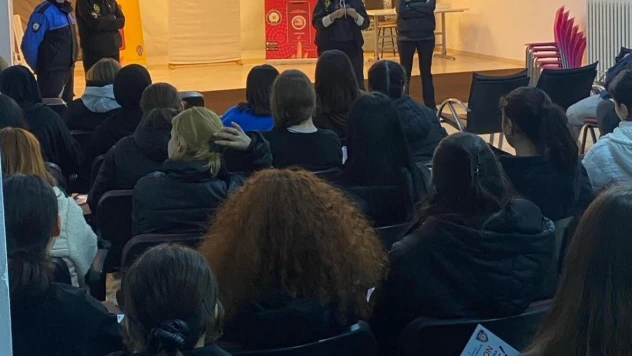 Kız öğrencilerine KADES eğitimi