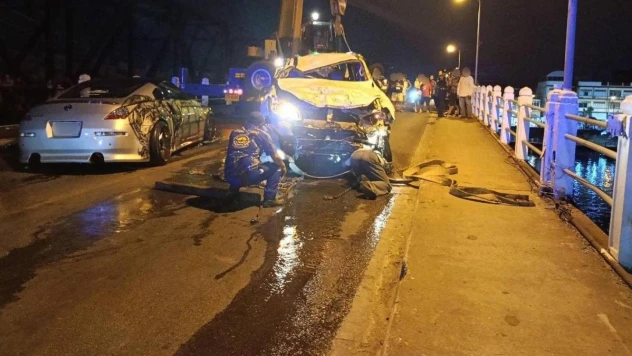 Kızgın sürücü aracıyla otomobile vurup köprüden nehre uçtu: 2 ölü