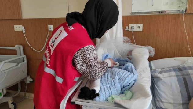 Kızılay'dan yeni yılın ilk bebeklerine 'Sevgi Bohçası'