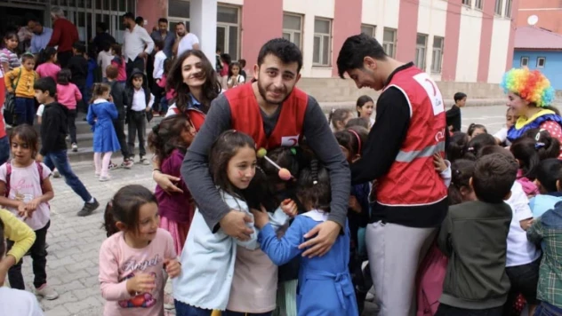 Kızılay öğrencileri ilk okul gününde yalnız bırakmadı