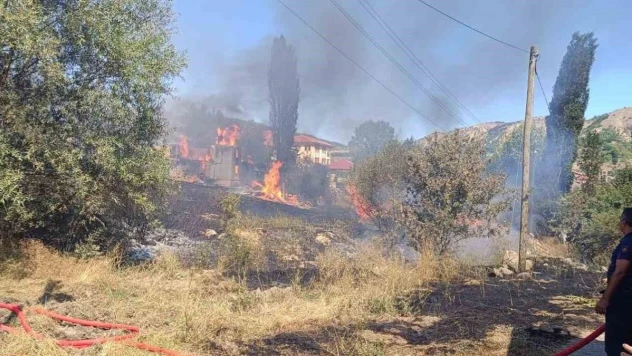 Kızılcahamam'da ahşap bina ve samanlık yandı