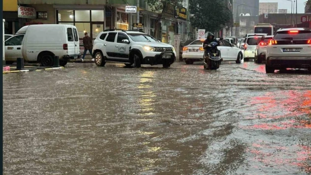 Kızıltepe'de yollar göle döndü