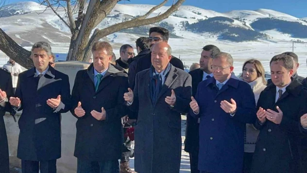 KKTC Cumhurbaşkanı Ersin Tatar'dan şehitlik ziyareti