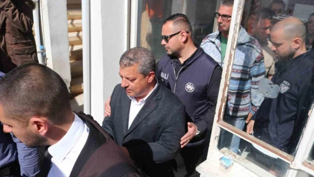 KKTC'de eski Bakan Kemal Dürüst ve eşi sahte diploma ve yolsuzluk soruşturmasında hakim karşısına çıktı