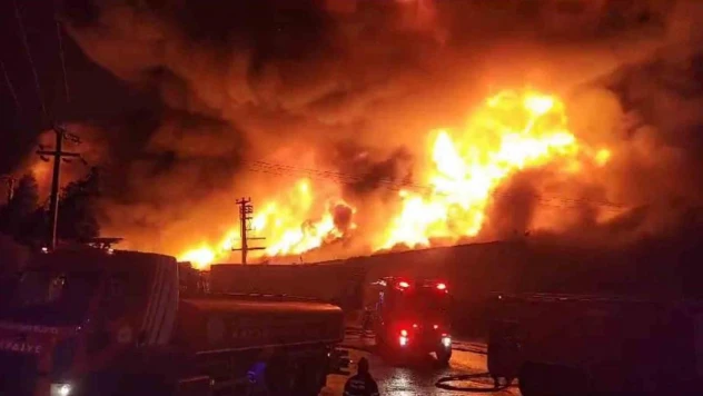 Kocaeli'de çıkan yangın tüm fabrikayı sardı, gecenin karanlığı alevlerle aydınlandı