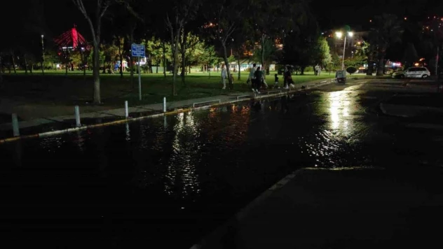 Kocaeli'de lodos etkili oldu, otoparkın bir bölümü sular altında kaldı