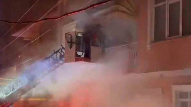 Kocaeli'de yangın paniği : Mahsur kalan kadını itfaiye kurtardı