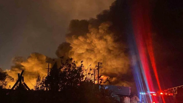 Kocaeli'nin Gebze ilçesinde bir palet fabrikasında yangın çıktı. Olay yerine çok sayıda itfaiye ekibi sevk edilirken yangına müdahale sürüyor.