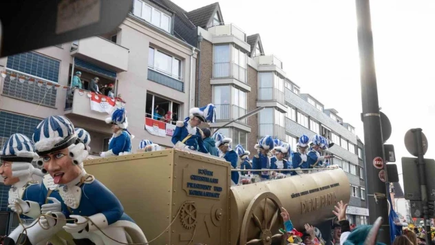Köln'de '5. Mevsim' karnavalı renkli görüntülere sahne oldu