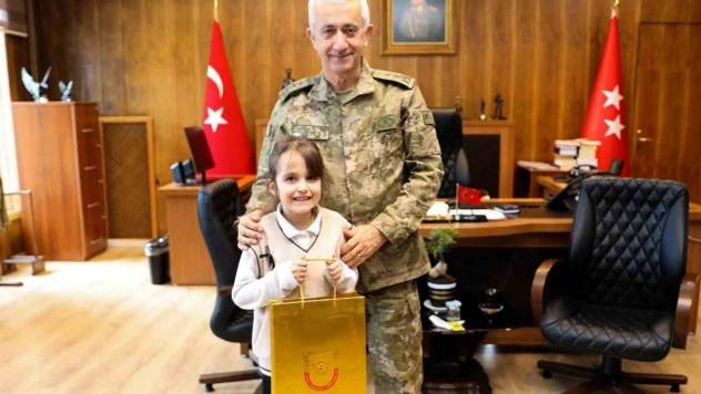 Kolordu Komutanı Tümgeneral Tevfik Alkan, minik öğrencileri kabul etti