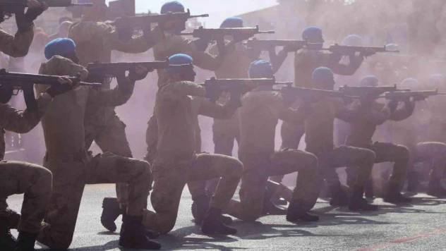 Komandoların gösterisi büyük alkış aldı