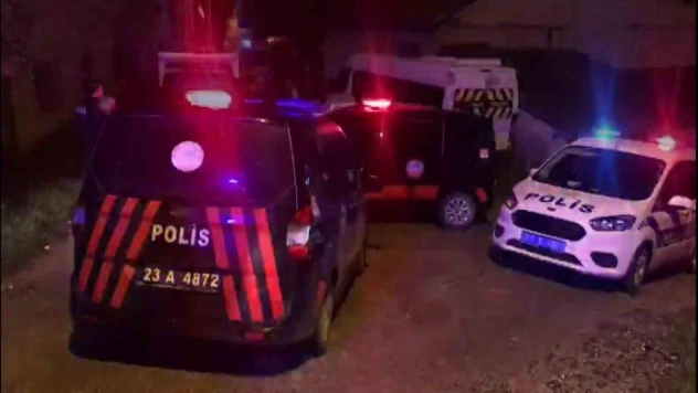 Komşular arasında bıçaklı, sopalı kavga: 3 yaralı