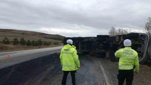 Kömür yüktü tır devrildi, karayolunda ulaşım tek şeritten sağlandı
