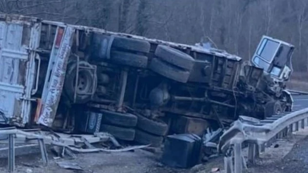 Kontrolden çıkan kamyon orta refüje devrildi