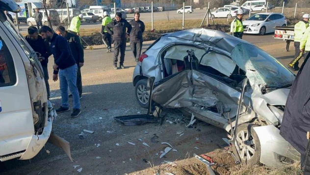 Kontrolden çıkan otomobil kamyonla çarpıştı: 2'si ağır 3 yaralı