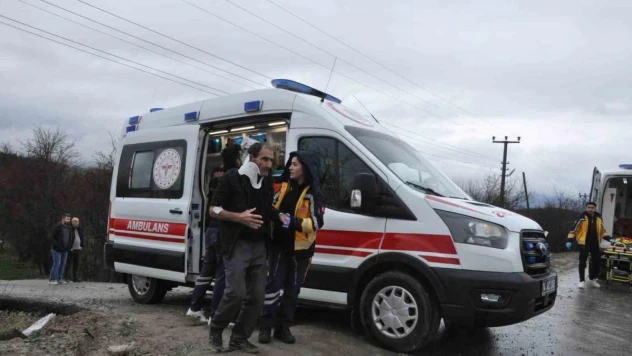 Kontrolden çıkan otomobil şarampole yuvarlandı: 2 yaralı