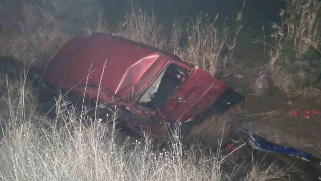 Kontrolden çıkan otomobil sulama kanalına düştü: 2 yaralı