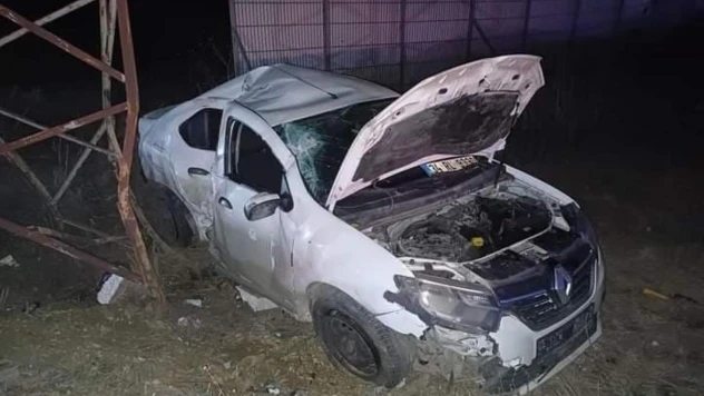 Kontrolden çıkan otomobil yüksek gerilim hattı direğine çarptı, 2 kişi yaralandı