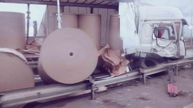 Kontrolden çıkan tır bariyerlere çarptı