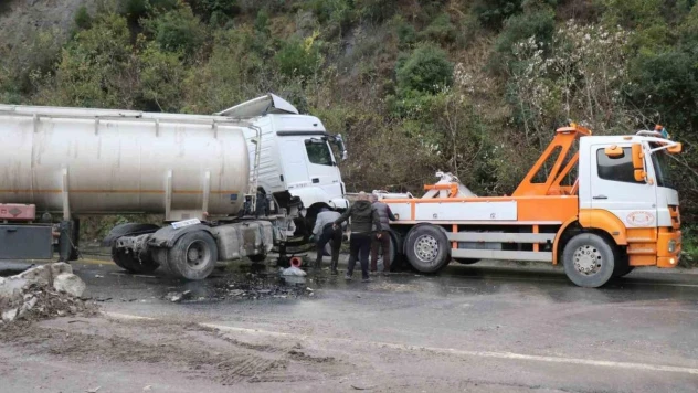 Kontrolden çıkan tır makasladı, D-650 kara yolu trafiğe kapandı