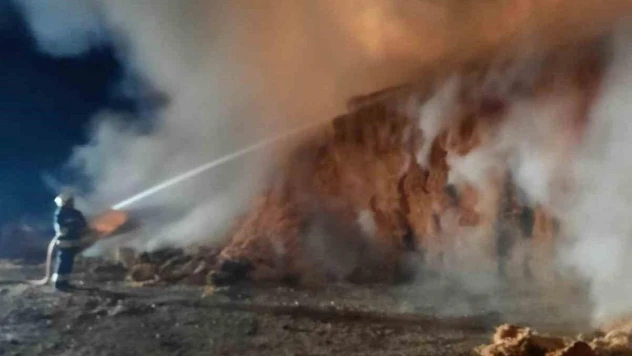 Konya'da 150 ton saman balyası yandı