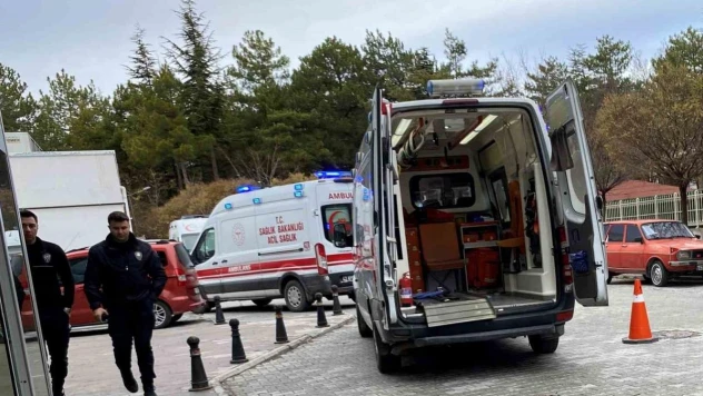 Konya'da demir kapı işçinin üzerine devrildi