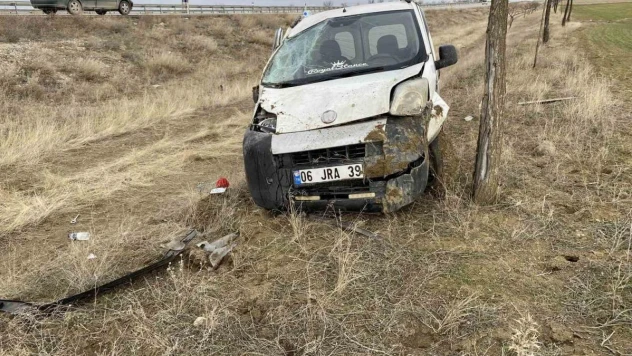 Konya'da hafif ticari araç takla attı: 2 yaralı