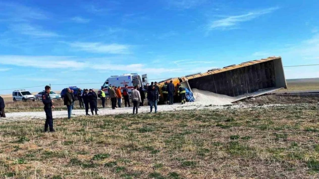 Konya'da hafriyat kamyonu devrildi: 1 yaralı