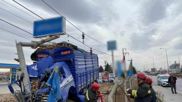 Konya'da pancar yüklü kamyon ile kamyonet çarpıştı: 2 yaralı