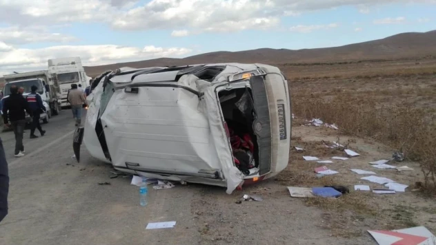Konya'da Sosyal Hizmet Merkezi hizmet aracı kaza yaptı: 4 yaralı