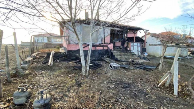 Konya'da tek katlı müstakil ev yangında kullanılamaz hale geldi