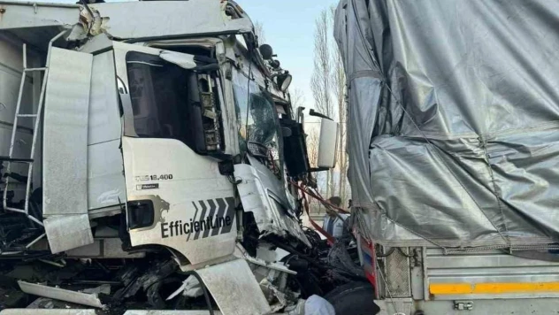 Konya'da tır, tıra arkadan çarptı: 1 ölü