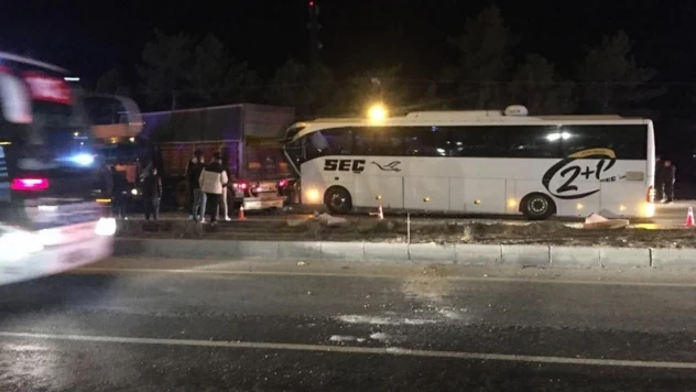 Konya'da yolcu otobüsü tıra çarptı: 11 yaralı