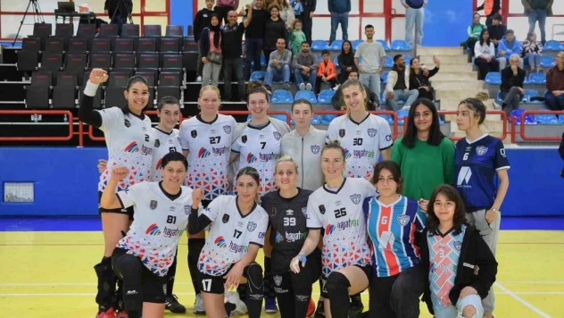 Konyaaltı'nın Mavi Kelebekleri galibiyete doymuyor