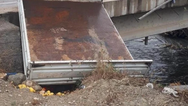 Köprüye asılı kalan kamyonet Yeşilırmak nehrine uçmaktan kurtuldu