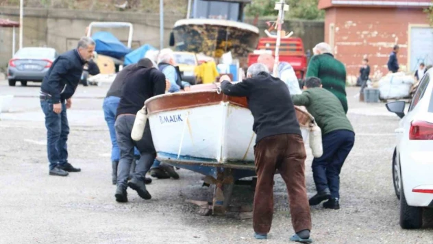 Korkutan fırtına öncesi tekneleri karadan yürüttüler