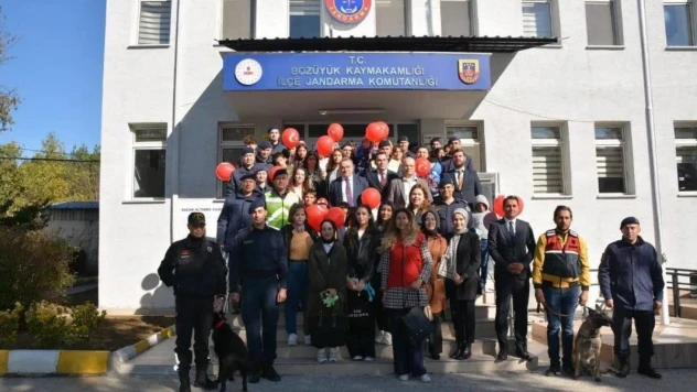 Koruma ve bakım altındaki çocuklar Jandarma ile bir arada