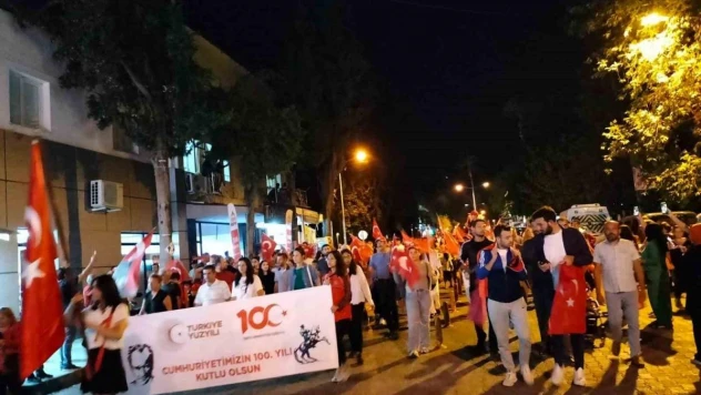 Köyceğiz'de Cumhuriyet'in 100. yıl kutlamaları fener alayı ile taçlandı