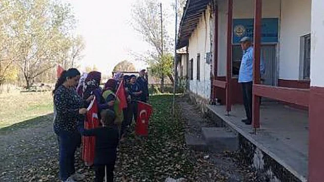 Köylerinde çocuk olmayınca Cumhuriyet'in 100. yılını ezberledikleri şiirlerle kutladılar