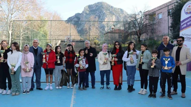 Kozan'da Kış Tenisi Şampiyonasında kupalar sahiplerini buldu