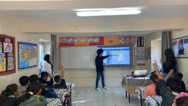 Kozan'da üniversite öğrencileri, teknolojiyle köy okullarına ışık tutuyor